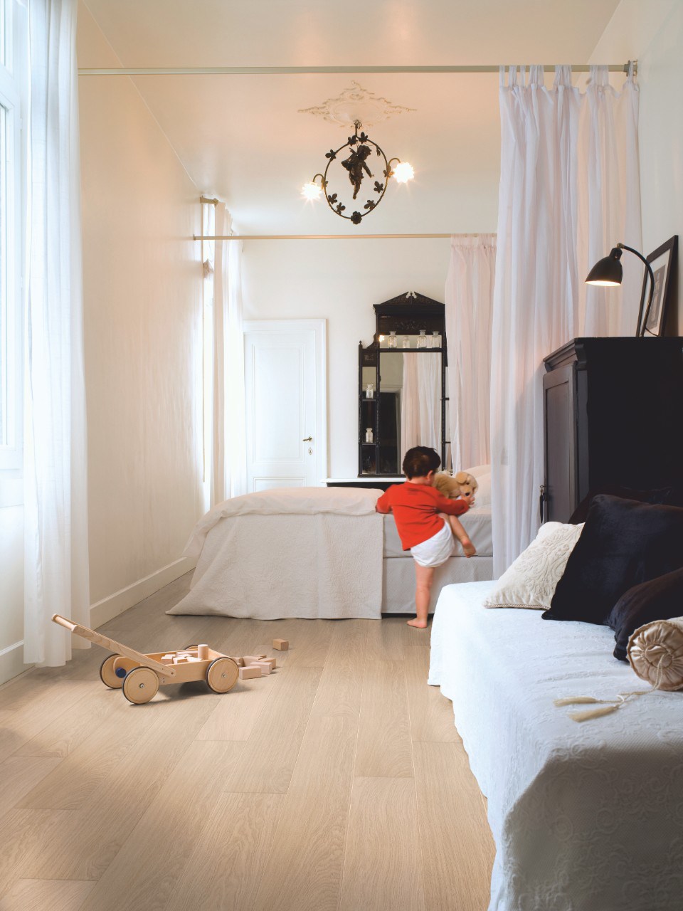 Ламинат Quick Step Impressive Ultra Дуб Белый лакированный IMU3105 1380×190×12 фото в интерьере